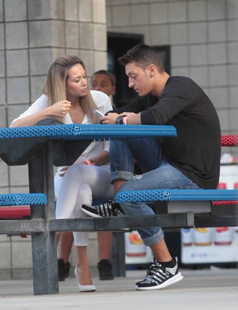 Mesut Ozil e la fidanzata Mandy Capristo a Los Angeles (Olycom)